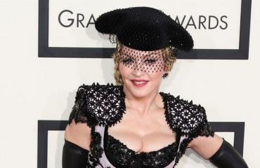 Hupsista! Popmusiikin ikoni Madonnan selfiestä tuli belfie – Laulajalta lipsahti muodokas takamus peilin kautta valokuvaan! 