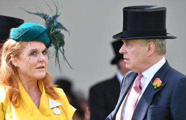 Brittihovissa pyöritellään päitä – Sarah ja Andrew ovat saaneet aikaan huiman velkasotkun! 