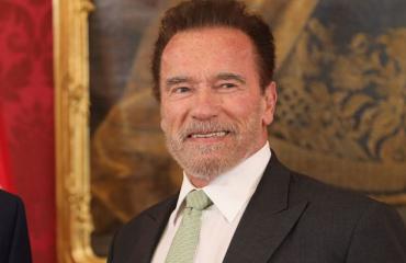 Nyt on väkevä paitavalinta! Arnold Schwarzenegger, 72, pyöräili reteästi auringossa – muistutti pukeutumisellaan vastaantulijoita nuoruusvuosiensa huippukunnosta!