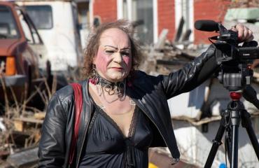 Seiskan räväkkää nettisarjaa tähdittävä Markus ”Romutransu” Kuotesaho selätti arkuutensa: ”V****ti olla ujo!” 