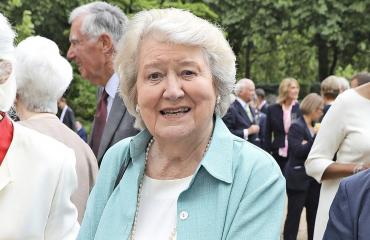 Pokka pitää -sarjan ihana Hyacinth kuuluu oikeassa elämässä ritarien sarjaan - näin komean arvonimen Patricia Routledge, 91, sai prinssi Charlesilta! 
