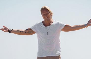 "Nyt mä v**tu kävelen tällä rannalla yksinäni" - Sami Kuronen julkaisi ennenjulkaisemattoman version kuuluisasta TIS-rantakävelystään - katso video!