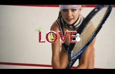 Seksikästä joulua: Kate Upton pelaa tennistä piikkikoroissa - pääosassa maailmankuulut rinnat - video!