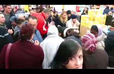 Ohhoh, millaiset Nutella-mellakat puhkesivat Ranskassa: Supermarketin asiakkaat käyttäytyvät kuin eläimet! Katso video!
