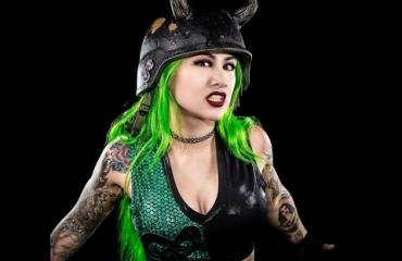 Entinen WWE-kaunotar myi netissä kuvia kakastaan!