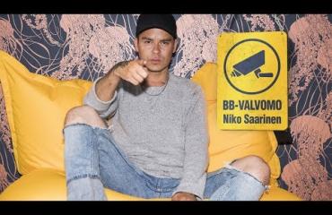 BB-VALVOMO - Niko Saarinen tylyttää talon asukkaat ja kammoaa Jukan ja Eeviksen seksileikkejä: ”Mietin aluksi, onko ne serkuksia keskenään?"