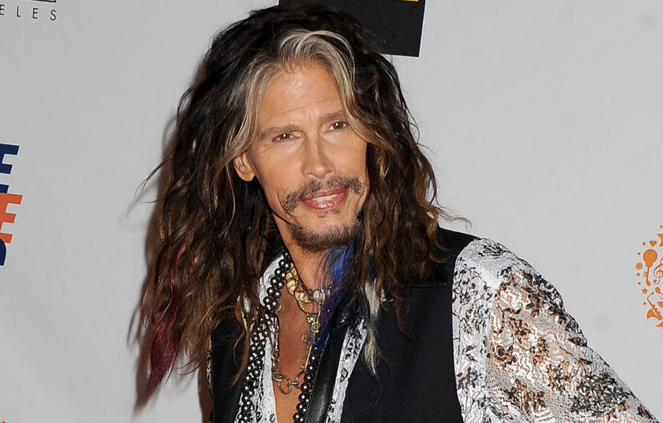 Steven Tyler kanniskeli pyykkisäkkejä ympäri Helsinkiä – kuvat! Steven Tyler kanniskeli pyykkisäkkejä ympäri Helsinkiä – kuvat!