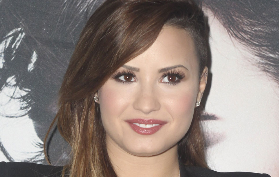Demi Lovato ei rintsikoita kaipaa - huh, mikä look! Demi Lovato ei rintsikoita kaipaa - huh, mikä look!