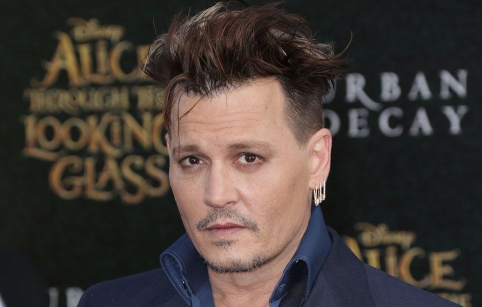 Johnny Depp teki sen taas: muutti rakkaustatuointinsa herjaukseksi! Johnny Depp teki sen taas: muutti rakkaustatuointinsa herjaukseksi!
