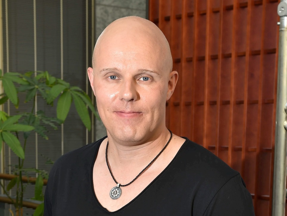 Aki Linnanahde muuttaa kivilinnaan Vantaalle - myy vanhaa taloaan! Kuvat! Aki Linnanahde muuttaa kivilinnaan Vantaalle - myy vanhaa taloaan! Kuvat!